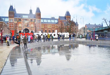 Amsterdam Hollanda, 29 Mart 2015: Ben amsterdam sloganı Rijks Müzesi - Amsterdam şehir Holland önünde. Editoryal kullanım.