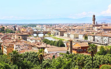 Cityscape görünümünü Floransa veya Firenze şehir İtalya - Ponte Vecchio birdge ve Palazzo Vecchio görünümü