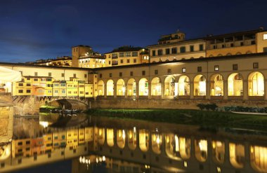 Floransa veya Firenze şehir ve Arno Nehri İtalya gece görünümü