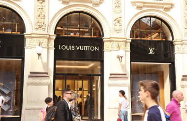 Milan İtalya 31 Mayıs 2018: Louis Vuitton mağaza içinde Milan şehir İtalya, Vittorio Emanuele II Galerisi. Editoryal kullanım.