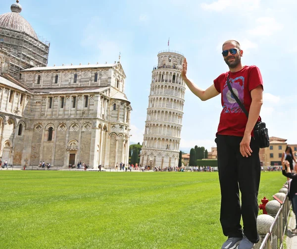 Mannen Traveller Låtsas Vidröra Det Lutande Tornet Pisa Italien Berömda — Stockfoto