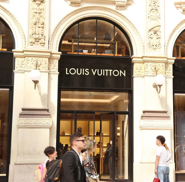 Milan Italy May 2018 Tienda Louis Vuitton Dentro Galería Vittorio —  Fotos de Stock