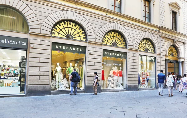 Milan Italy May 2018 Turistas Caminando Por Las Famosas Tiendas — Foto de Stock