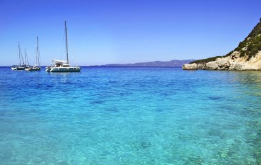 Ithaca İyonya Adaları Yunanistan turkuaz denizde Yelkenli