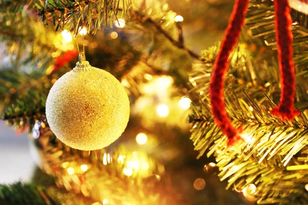 Kerstboom Met Decoratieve Ornamenten Ballen Gouden Licht Bokeh Lichten Achtergrond — Stockfoto