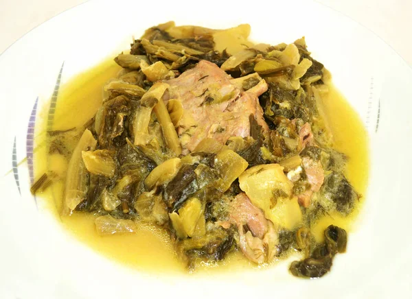 緑の野菜と肉 Frikase と呼ばれる伝統的なギリシャ料理板のクローズ アップ — ストック写真