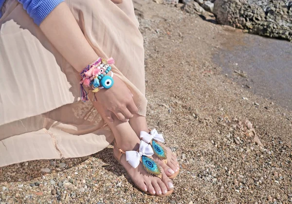 Kobieta Reklamuje Tradycyjne Greckie Sandały Biżuterii Plaży — Zdjęcie stockowe