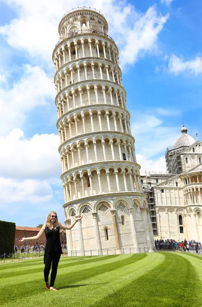 Leende Flicka Framför Det Lutande Tornet Pisa Italien Berömda Italienska — Stockfoto