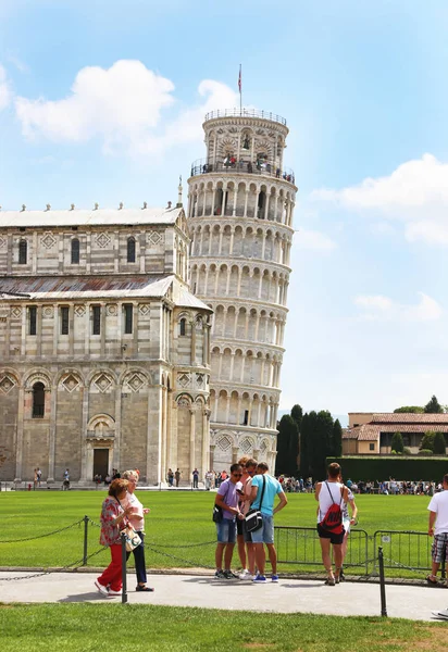 Pisa Italien Juni 2018 Turister Som Besöker Det Lutande Tornet — Stockfoto