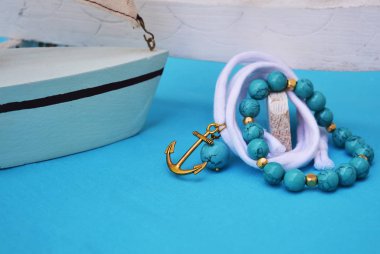 Turkuaz gemstone Takı - altın çapa ile deniz Takı - Turkuaz arka plan