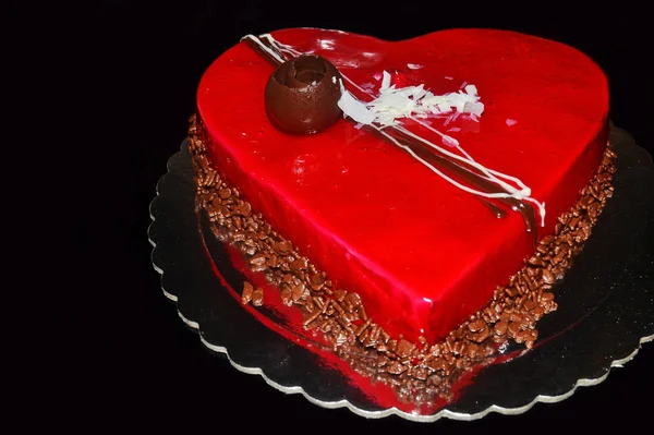 ハート形 バレンタインデーのデザート 黒背景でおいしい赤ストロベリー ケーキ — ストック写真