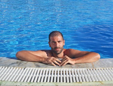 esmer adam yüzme havuzu Yunanistan - Yunan yaz fotoğraf içinde dinlendirici