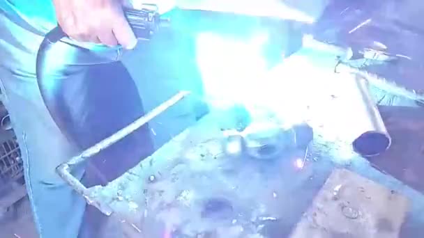 Arbeiter Schweißen Das Metall Einer Werkstatt Arbeitskonzept Für Die Industrie — Stockvideo