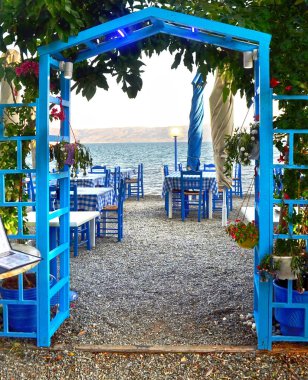 deniz Kiklad Adaları Yunanistan önünde geleneksel Yunan tavernası