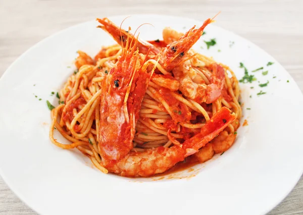 Teller Mit Garnelen Spaghetti Und Tomatensauce Einer Griechischen Taverne Mediterrane — Stockfoto