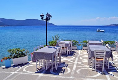 Nea Styra Eğriboz Yunanistan denizde önünde geleneksel Yunan tavernası