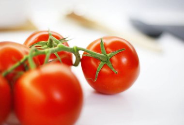 Natürmort taze kırmızı domates yeşil sapı ile mutfakta