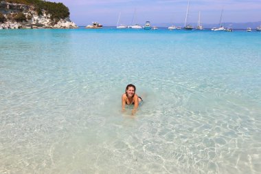 gülümseyen kadın Voutoumi turkuaz deniz plaj içinde Antipaxos Adası Yunanistan
