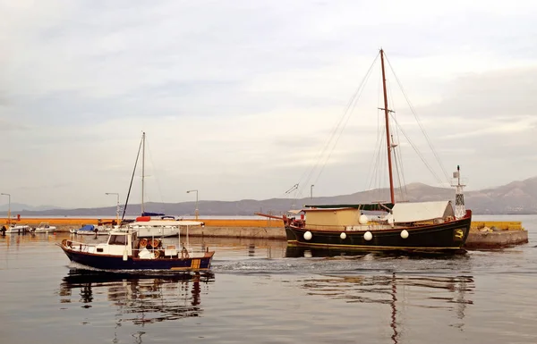 Geleneksel Balıkçı Tekneleri Eretria Euboea Yunanistan Küçük Bir Limanda Manzara — Stok fotoğraf