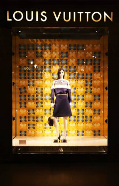 Londra İngiltere, 27 Ekim 2018: Louis Vuitton dükkanı Harrods alışveriş merkezinde Londra city İngiltere içinde. Editoryal kullanım.