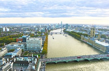 Cityscape Londra şehir İngiltere - Thames Nehri, Westminster Köprüsü ve parlamento - manzara yukarıdan