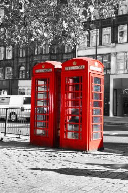 kırmızı telefon kulübesi Londra City İngiltere ile siyah beyaz fotoğraf