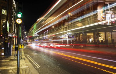 Londra Kindom, 25 Ekim 2018 United: arabalar ve otobüs - uzun pozlama fotoğraf hareketli Londra şehir'in gece sahne. Editoryal kullanım. 