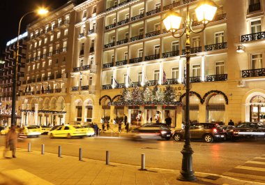 Atina Yunanistan, 20 Aralık 2015: Noel Dekoratif ışıklar gece fotoğrafçılığı Grande Bretagne otel Atina Yunanistan. Editoryal kullanım.