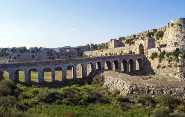 Methoni kale ve mavi deniz manzara Messinia Yunanistan - Ortaçağ Venedik sur - Yunan yerler