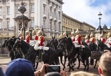 Londra İngiltere, 23 Ekim 2018: koruma görevlisi töreni Londra İngiltere geleneksel değiştirilmesi sırasında Buckingham Sarayı'nda ata. Editoryal kullanım.