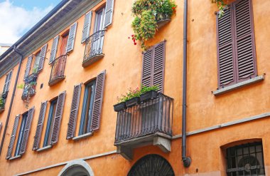 Milan City İtalya - İtalyan mimarisi binalar geleneksel renkli binalar
