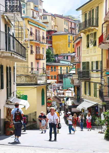 Manarola Cinque Terre İtalya, 01 Haziran 2018: köyün geleneksel İtalyan Manarola - ünlü Cinque Terre köyleri La Spezia İtalya manzara. Editoryal kullanım.