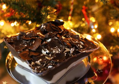 Noel ağacı - choux pasta ve çikolata ile ev yapımı tatlı - gece Noel ışıkları dekor önünde lezzetli profiterol 