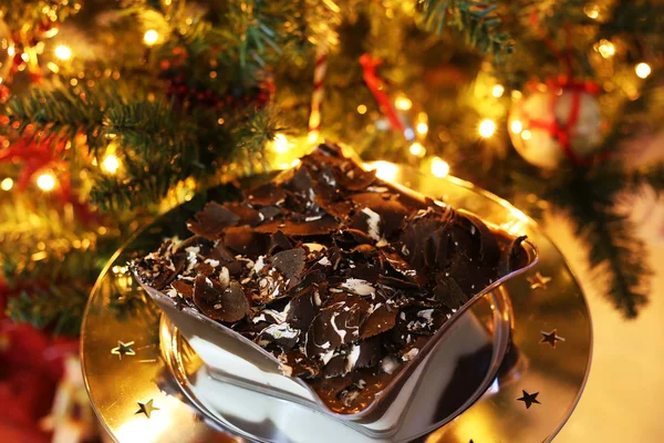 Läckra Profiterole Framför Julgranen Hemlagad Dessert Med Choux Konditorivaror Och — Stockfoto