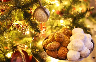 Yunan melomakarona ve kourabies - bal ve fındık ve şeker buns ile geleneksel Noel kurabiyeleri