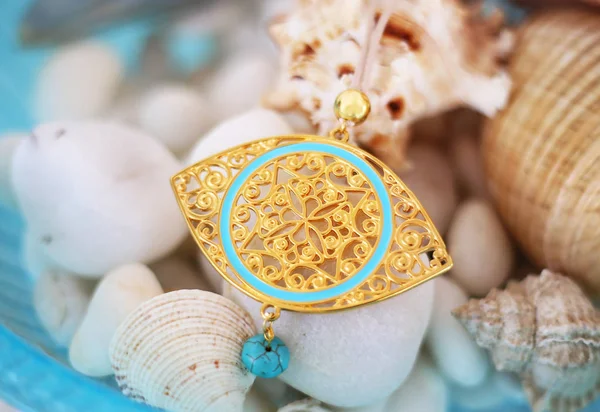 Золотое Византийское Ожерелье Бирюзовым Полудрагоценным Камнем Летняя Реклама Ювелирных Изделий — стоковое фото