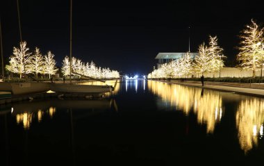 Atina Yunanistan, 07 Aralık 2018: gece Noel manzarası Stavros Niarchos Vakfı Yunanistan. Editoryal kullanım.