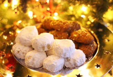 Yunan melomakarona ve kourabies - bal ve fındık ve şeker buns ile geleneksel Noel kurabiyeleri