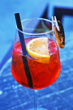aperol spritz kokteyl - şampanya tablo taze portakal suyu ile bardak