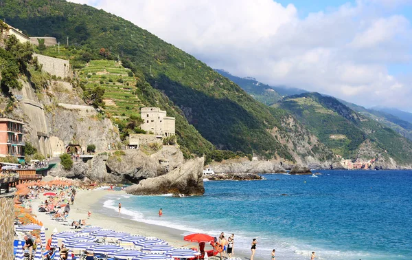 Monterosso Cinque Terre İtalya, 01 Haziran 2018: Spiaggia di Fegina Plajı Monterosso köyü Cinque Terre İtalya manzara. Editoryal kullanım. 