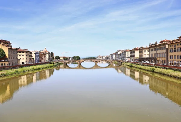 Traditionele Italiaanse Gebouwen Nagedacht Arno Rivier Florence Stad Italië — Stockfoto