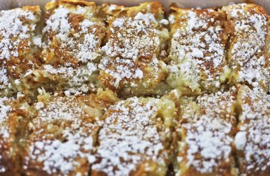 geleneksel Yunan bougatsa - krema ile doldurulmuş ve toz şeker ve tarçın ile süslenmiş phyllo hamur işi, yakın çekim