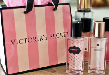 Atina Yunanistan, 17 Ocak 2019: Victoria'nın gizli perfum şişe ve alışveriş çantası. Editoryal kullanım. 