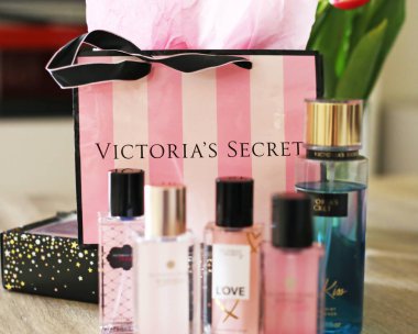 Atina Yunanistan, 17 Ocak 2019: Victoria'nın gizli perfum şişe ve alışveriş çantası. Editoryal kullanım. 