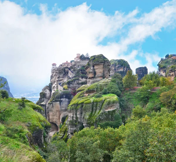 希腊气象局的风景 东正教宗教场所与著名的巨大岩石和古老的修道院 — 图库照片