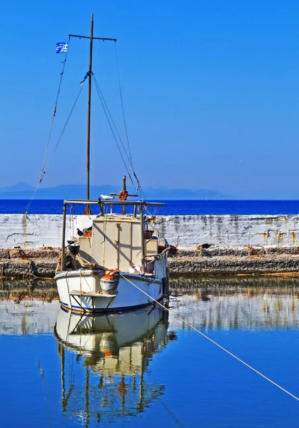 Viejo Barco Tradicional Reflejado Pequeño Estanque Palaio Faliro Attica Grecia — Foto de Stock