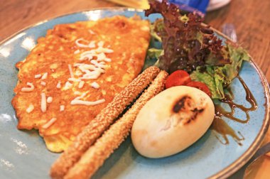 kahvaltı - omlet, salata ve taze ekmek ile brunch - natürmort gıda fotoğraf