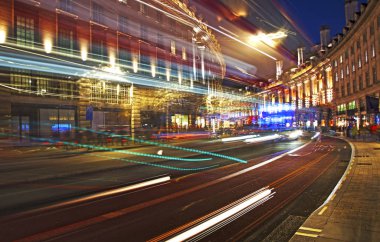 London United Kindom, 25 Ekim 2018: Londra şehrinin gece sahnesi - hareketli otobüs ve arabalar ile uzun pozlama fotoğrafçılığı. Editoryal kullanım. 