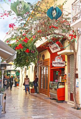 Nafplio Yunanistan, Kasım 18 2018: Nafplio Argolis Yunanistan radytional yaya sokak. Editoryal kullanım.