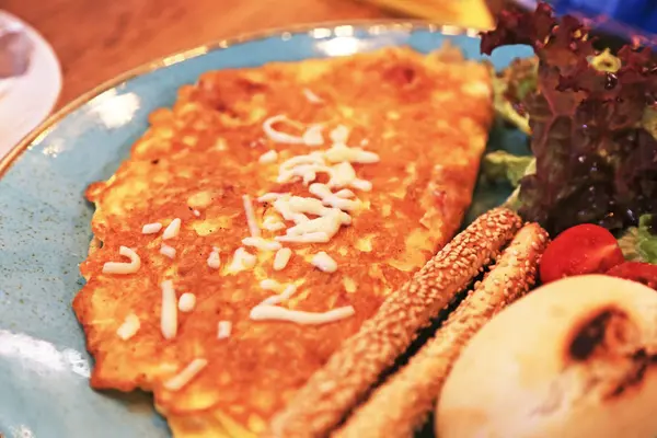 Frühstück Brunch Mit Omelette Salat Und Frischem Brot Stillleben Food — Stockfoto
